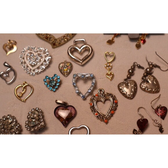 Vintage Heart Jewelry Lot 30 Pc Locket Brooches More - Picture 9 of 11